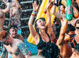 Zažiješ bláznivé večírky, odpolední pool party a party boat s drinky zdarma. Clubs Bars Novalja Abifahrt 2020