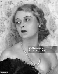 45 Halskette Collar Necklet Necklace Stock Photos, High-Res Pictures, and  Images