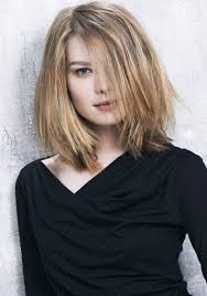 Coupe Mi Longue Au Carree Fabio Salsa Mi Sauvage Mi Sage Avec Cette Coupe Lisse Destructuree Coiffure Cheveux Mi Long Carre Plongeant Degrade Jeux Coiffure
