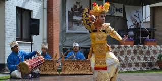 Gerakanini sama tetapi dilakukan dengan ukuran yang berbeda. Tari Legong Tari Tradisional Bali Halaman All Kompas Com