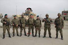 .kabil'deki hamid karzai havalimanına yüzlerce kişinin girmesiyle yaşanan kaosun ardından havalimanı ve çevresinin temizlenmesi ve güvenliğin yeniden sağlanması noktasında türk askerleri. Afganistan In Canevi Turk Ordusuna Emanet Anadolu Ajansi