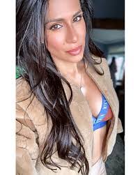 Bella Favela's Instagram, Twitter & Facebook