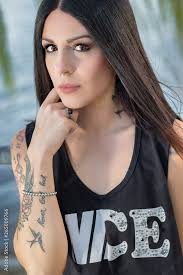 Ritratto di una bella mora con il braccio tatuato Stock Photo
