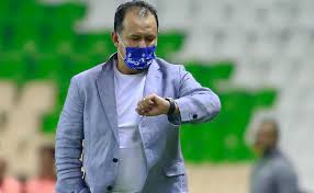 Juan máximo reynoso guzmán (born december 28, 1969 in lima) is a retired peruvian professional footballer, and current manager of liga mx club cruz azul. Cruz Azul Juan Reynoso Busca A Un Defensa Como Refuerzo Para El Clausura 2021 Soy Futbol