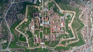 Așadar, nu aveți nevoie de mijloace de transport (încăltămintea comodă fiind recomandată), ci puteți străbate pe jos toată partea istorică și respira aerul medieval ce. Calatorim In Romania Alba Iulia Obiective Turistice Galerie 8908 Calatorim Ro