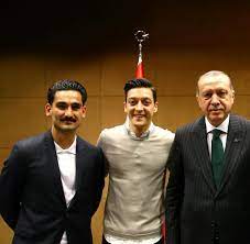 Ilkay gundogan has said he honours german values 100 percent after he and mesut ozil were criticised for having their photographs taken with turkish president recep tayyip erdogan last month. Fotos Mit Erdogan Dfb Kritisiert Gundogan Und Ozil Nationalspieler Reagieren Welt