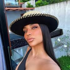 Bethany Vasquez (@Bethany_chic)