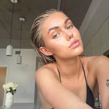 Carmen Block's Instagram, Twitter & Facebook