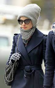 (large floppies are a retro hippie look from the late 60s and early 70s.) Anne Hathaway Knit Beanie Winter Hats Lookbook Stylebistro