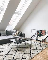 Trend Alarm Ein Grosser Beni Ourain Teppich Ein Stylischer Lounge Sessel Eine Moderne Gallery Wall Und De Couchtisch Marmor Couchtisch Teppiche Im Wohnzimmer