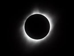 Une éclipse solaire (ou plus exactement une les éclipses solaires peuvent être effrayantes pour des personnes ignorant la nature relativement. La Premiere Eclipse Solaire Totale Depuis Un Siecle A Commence Aux Etats Unis Challenges