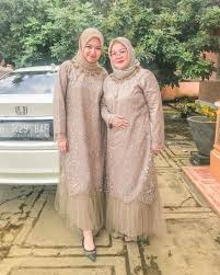 Makin sempurna jika kamu padukan dress satin ini dengan bahan brokat atau tile akar. Buy Gaun Tile Cheap Online