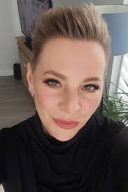 Fajna zabawa 😁🙃😉 zastanawialam się jak bym wygladała z inna fryzurą i  troche ,,sie pobawilam,,.Dopiero się uczę i mam wersję darmową wiec ilość  zdjęć ograniczona. Udało mi się tylko jednak raz wygenerować