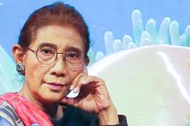 See more of susi pudjiastuti menteri kelautan dan perikanan indonesia on facebook. Serah Terima Jabatan Susi Pudjiastuti Teteskan Air Mata Halaman All Kompas Com
