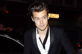 Harry Styles Showed Off His Perfectly Painted Nails Last Night Vanity Fair Harry s fine line there are no lines anymore hsbluenails.