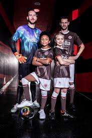 Pauli heißt das in diesem jahr unter anderem, die produktion von trainingskleidung, teamware und trikots in die eigenen hände zu nehmen und so nachhaltig zu produzieren, wie es möglich ist. Neue Trikots Der Rabauken Fussballschule 2020 Fc St Pauli