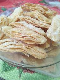 Berbanding kuih lidah buaya yang agak jauh daripada warna lidah itu sendiri, kuih ini sedikit mirip dengan buaya kerana berwarna hijau. Kuih Tiram Lidah Buaya Oleh Resepi Kpprm Terengganu Facebook