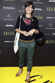 Die moderatorin und autorin sarah kuttner hat auf instagram ein foto ihres bauches gepostet und sich damit „nach langem, schwerem und erfolglosem kampf von ihrer alten kleidergröße. Pin Auf Top