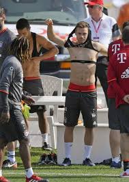 Pin By Shirtlesspeople On Bayern Munchen In 2020 Soccer Players Soccer Shirtless