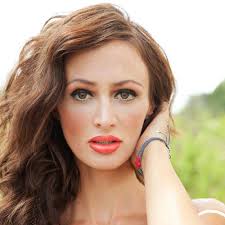 Mimi Lang's Instagram, Twitter & Facebook