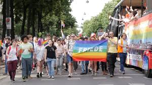 Die regenbogenparade ist eine politische demonstration und ein farbenfroher umzug, der jährlich in wien auf der ringstraße durchgeführt wird. Regenbogenparade In Wien 2016 Youtube