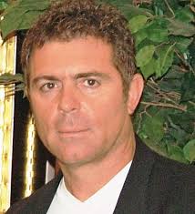 Η καταγωγή της είναι από τα ιωάννινα. To Montelo Toy Gntm Kai H Tragoydistria Erwtikos Polemos Gia Ta Ployth Toy Araba Apisteytes Skhnes Sth Glyfada Iciao
