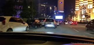 Dewan bandaraya kuala lumpur (dbkl) memperkenalkan talian aduan melalui aplikasi whatsapp dikenali sebagai aduan potholes dbkl bagi kemudahan orang ramai membuat aduan atau menyalurkan maklumat berkaitan kerosakan jalan raya di ibu kota. Traffic In Kl Getting Worse Because Of Double Parking