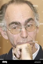 Der Finanzreferent der KPOe Michael Graber, verfolgt am Samstag, 4.  Dezember 2004, am 33. Parteitag der KP in Linz-Ebelsberg die Rede von  Parteivorsitzenden Walter Baier. (AP Photo/Rubra Stock Photo