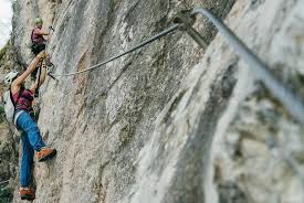 Vom sajatkar aus (neue sajathütte 2.600m) erreichst du in 15 1986 wurde der durchgehend mit stahlseilen und sprossenleitern gesicherte klettersteig auf die. Klettersteig Klettersteig Rote Saule Osttirol Tourismus