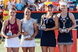 Halep este a doua favorită şi va intra direct în turul al doilea, fază în care o. Simona Halep And Monica Niculescu Of Romania Left Stand Beside Ekaterina Makarova And Elena Vesnina While Holding Simona Halep Womens Tennis Tennis Players