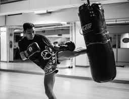 A boxing bag with heavier weight for example will make the overall shape harsher to strike & harder to move which can be ideal for larger adults & heavy hitters. What Do You Fill A Punching Bag With Mma Today