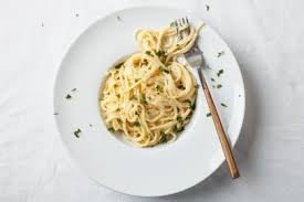 Toss with hot fettuccine and peas. The Best Alfredo Sauce To Buy In A Jar 2021 Fn Dish Behind The Scenes Food Trends And Best Recipes Food Network Food Network