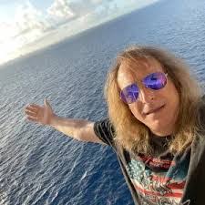 Louis Mo's Instagram, Twitter & Facebook