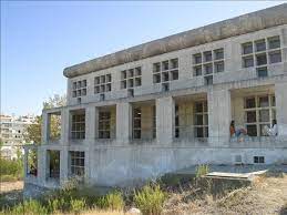 Separados por escadarias, estes blocos terminam num volume cilíndrico. Diretorio De Contactos