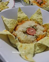 Dinamakan sup matahari dikarenakan tata cara penyajiannya yang menyerupai sinar matahari atau bunga matahari. Sop Bunga Matahari Dapur Ngebut