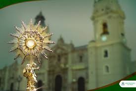 La celebración dio inicio a las 8:00 am con la santa misa y luego se realizó una procesión del santísimo sacramento por todo el territorio parroquial. Lima Se Prepara Para La Solemnidad Del Corpus Christi Arzobispado De Lima