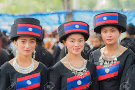 This is a mountain area that allows for a somewhat safe cover. Frauen Des Lokalen Bergsteigerstammes Hmong Kleiden Sich Mit Traditionellen Kostumen In Luang Prabang Laos Lizenzfreie Fotos Bilder Und Stock Fotografie Image 76378896