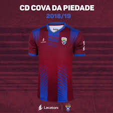 O cova da piedade falhou a inscrição na ii liga portuguesa de futebol, não sendo admitido no segundo escalão, informou hoje a liga de clubes, que convidou o vilafranquense para ocupar a vaga. Lacatoni On Twitter Camisola Principal Do Clube Desportivo Cova Da Piedade Futebol Sad Para A Epoca 2018 2019 Lacatoni Yoursport Yourchoice Cdcovapiedade Equipments Camisola Principal Design Partner Football Ledman Ligapro Sports