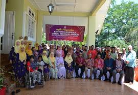 The land is hilly, and before the 20th century the entire area was tropical rain forest. Pejabat Tanah Dan Jajahan Kuala Krai Majlis Orang Orang Besar Diraja Kelantan