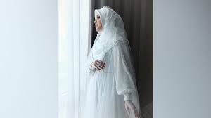 Menggunakan akad nikah bahasa arab memang bukan kewajiban, namun tidak ada salahnya belajar lebih dini mengenai lafadz ijab kabul ini. Cerita Di Balik Gaun Pengantin Vebby Palwinta Dibuat H 5 Cantik Tempo Co