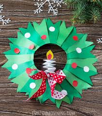 Fun Learning Activities for Toddlers this Christmas - Paper Plate Wreath | Bloomingearlyyears.com