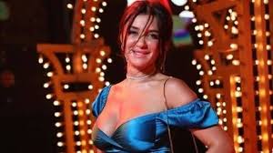 على خطى رانيا يوسف فنانة مصرية مشهورة تشعل جدلا بفستان مثير على السجادة الحمراء صور