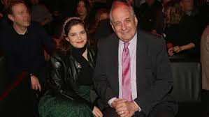 Τερενσ κουικ η νέα σχολική χρονιά αναδεικνύει συνολική έλλειψη σοβαρότητας αυτή η παρατήρηση αφορά κυβέρνηση, αντιπολίτευση, επιστημονική κοινότητα και σημαντική μερίδα των γονέων O Terens Koyik Mazi Me Thn Korh Toy Tereza Sthn Koph Ths Pitas Toy Open Moiazoyn Poly Bovary