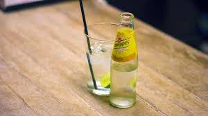 Porre il ghiaccio nel bicchiere, versare il gin e riempire con la tonica al limone. Gin And Tonic The Perfect Recipe With Ingredients Doses And The History Of The Cocktail Gin And Tonic Perfect Gin And Tonic Perfect Drinks