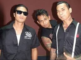 Jerinx jadi tersangka setelah alat bukti sudah cukup dan terpenuhinya unsur pidana dalam unggahannya di instagram. Genap Berusia 25 Tahun Sid Rayakan Ulang Tahun Tanpa Kehadiran Jerinx Indozone Id