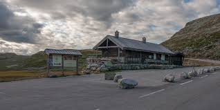 Litt unikt med gaustatoppen er at det også er veldig attraktivt for mange om sommeren. Gaustatoppen Tur Til Hele Norges Utsiktspunkt Fra Stavsro Fjell Vandring As