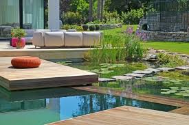 Schwimmteich In Wien In Elegantem Design Naturschwimmbecken Gartengestaltung Naturschwimmbader