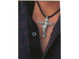 Quelques jours seulement après le décès de johnny hallyday, décédé d'un cancer du poumon le 5 décembre dernier, son épouse apparaissait. Croix Johnny