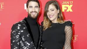 Gianni versace war ein guter freund von elton john. Darren Criss Der Glee Star Hat Sich Mit Freundin Mia Verlobt