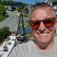 Group Head of Subsurface and Exploration Wieske Paulissen and four of her  good colleagues are celebrating ten years of working together at DNO. Still  loving it!